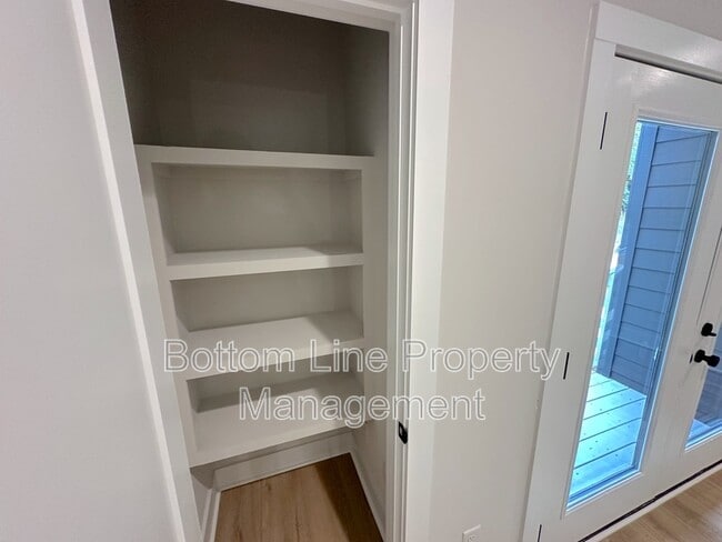 Foto del edificio - 1352 Briar Creek Rd