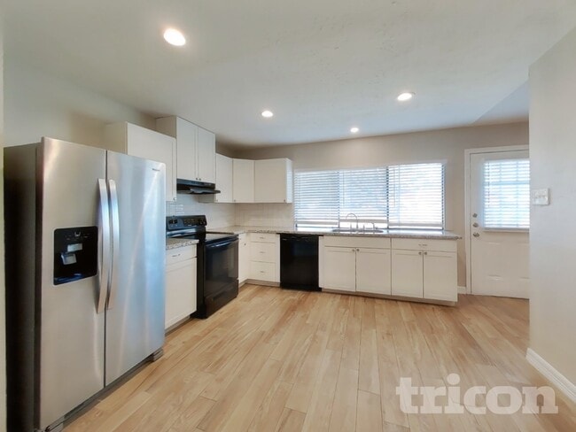 Building Photo - 6127 Larchbrook Dr