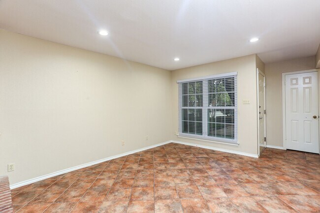 Foto del edificio - 2Bd Condo in Gated Community! Available November!