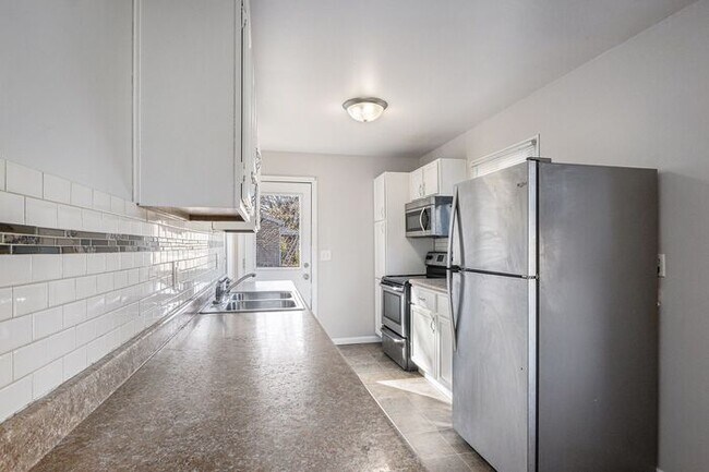 Building Photo - $1495 Charming, remodeled 3-Bed/1-Bath Ran...