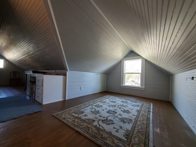 Tercer dormitorio con escritorio empotrado - 210 Oak St