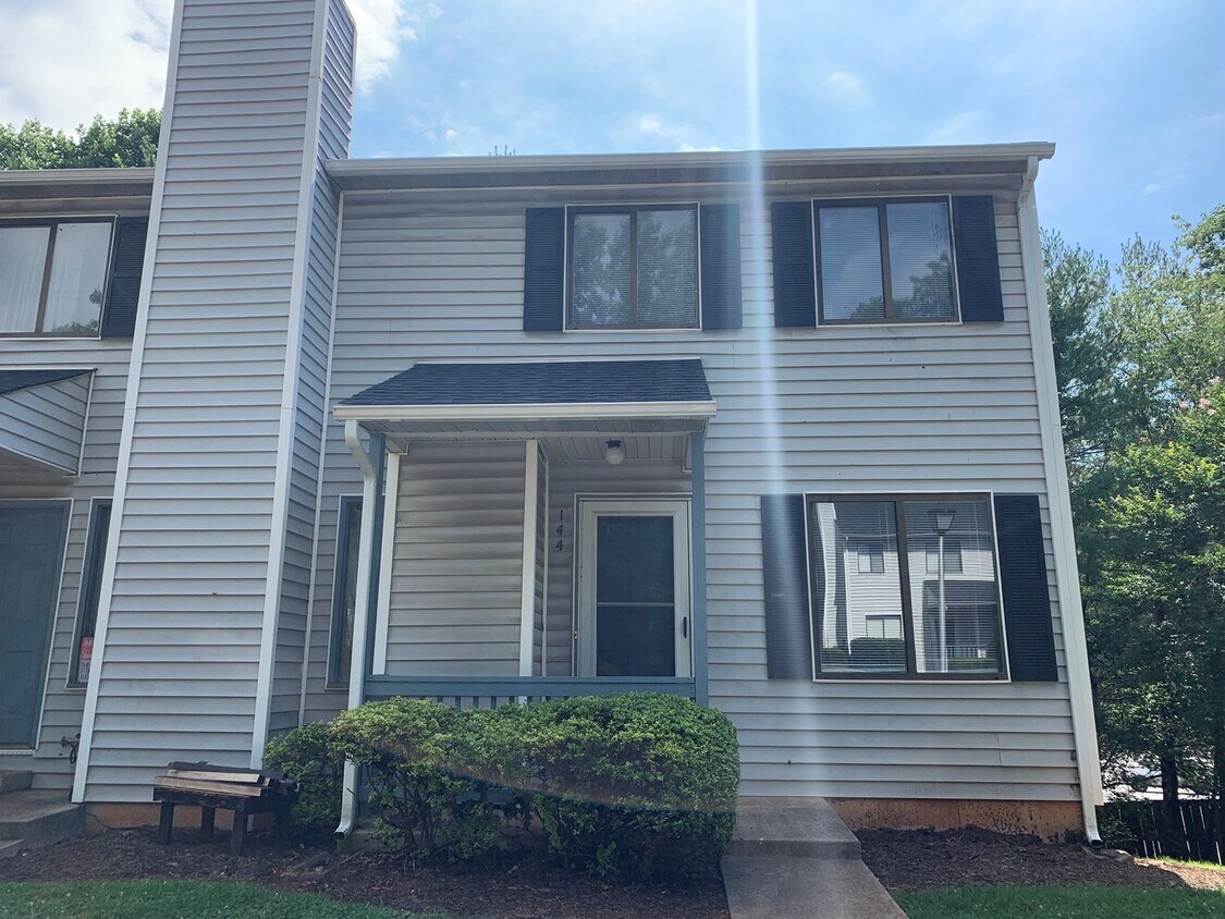 Foto principal - 3 Bedroom Townhouse Close to Liberty Unive...