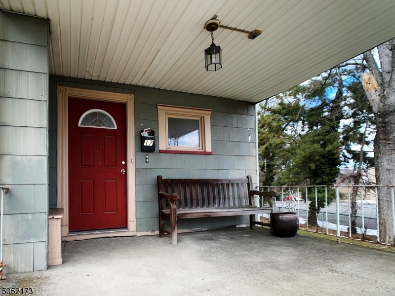 Primary Photo - 17 Gates Ave