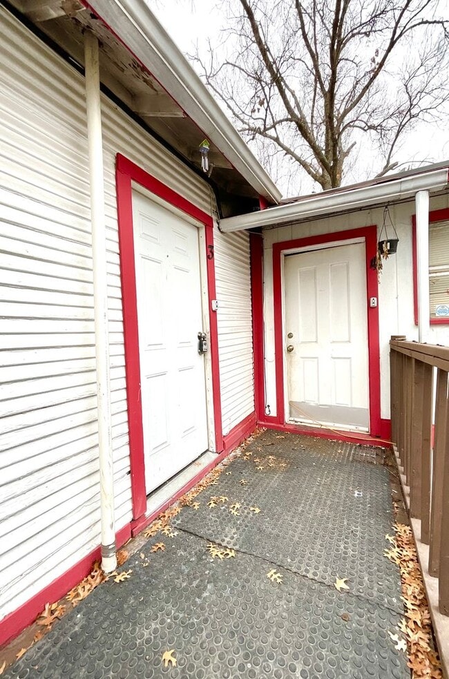 Building Photo - ALL BILLS PAID!!! Convenient Studio Unit!