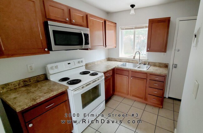 Foto del edificio - * 1 bed, 1 bath Great location off Havana ...