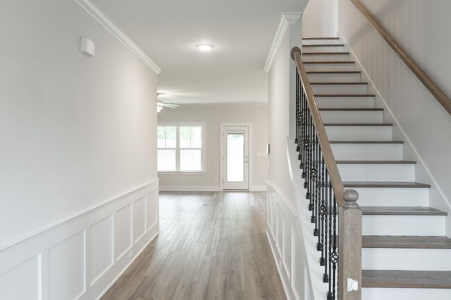Building Photo - Large Graniteville Dream Home