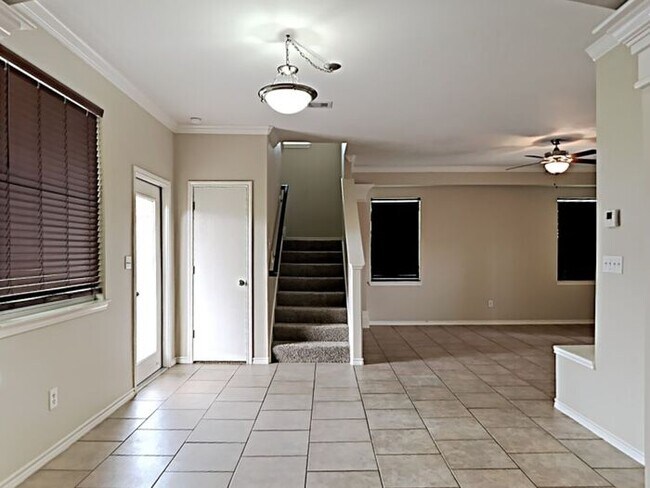 Building Photo - *No App Fee* $1,000 off first month. Pre-l...