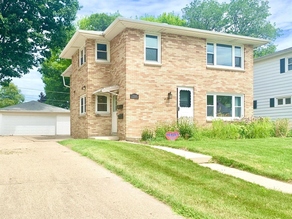 1508 Walnut St, South Milwaukee, WI 53172 Townhome Rentals in South