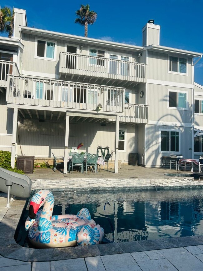 Building Photo - Home in the heart of Vista with stunning v...
