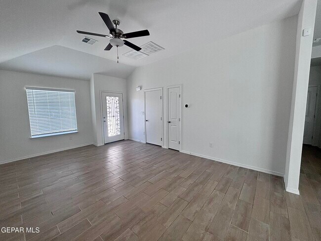 Foto del edificio - 15213 Resolve Dr