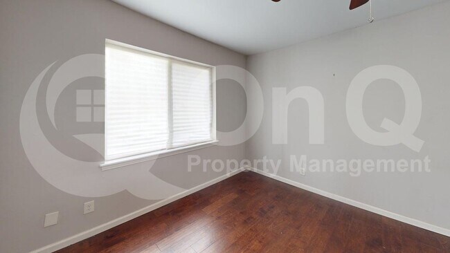 Building Photo - 914 Hillsdale Dr