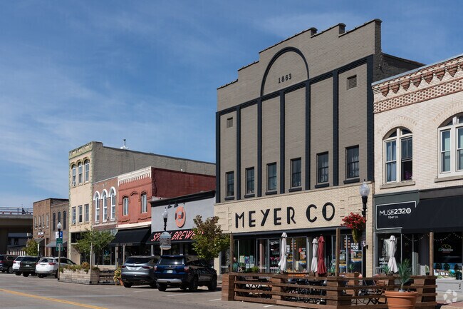 Shops and restaurants are plentiful in Historic Downtown Hastings.