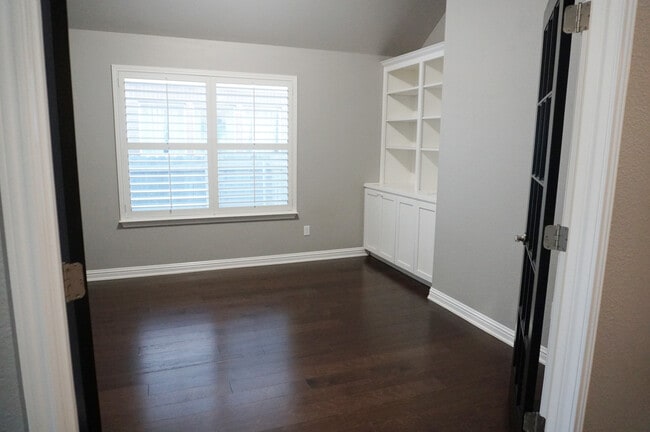 Building Photo - 6620 Estana Ln