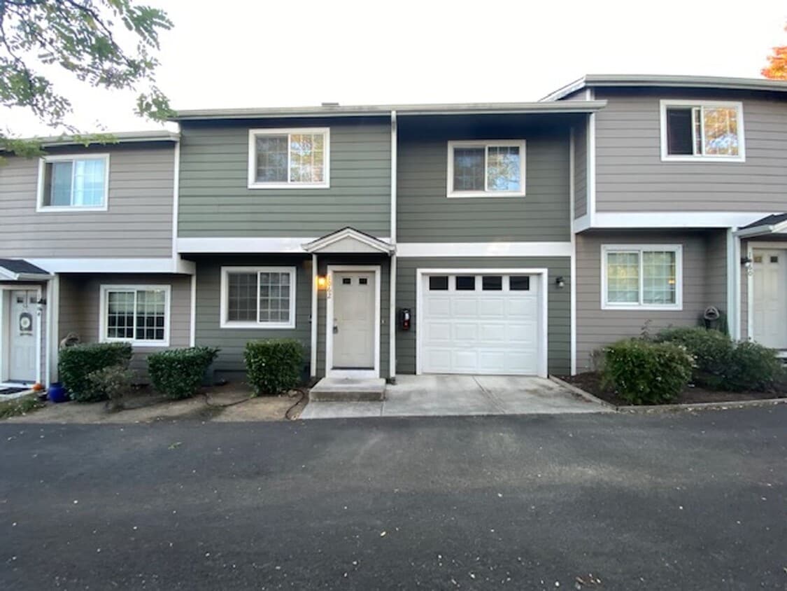 COMING SOON - 3 BEDROOM TOWNHOME W/ GARAGE - COMING SOON -  3 BEDROOM TOWNHOME W/ GARAGE