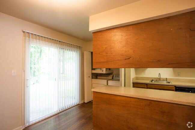 2 habitaciones, 1.5 baños, 1150 pies cuadrados - Earle of Warwick Square