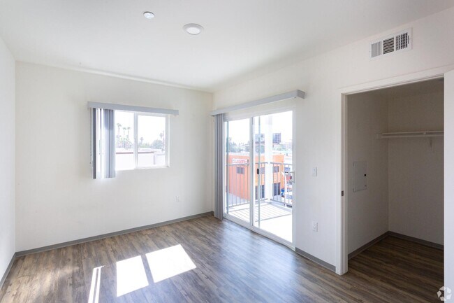 Foto del edificio - 18528 Chase St