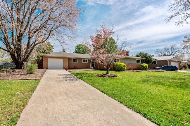 Foto del edificio - Your ideal Greenville home perfectly positioned between vibrant downtown Greenville and charming ...