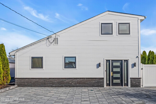 Building Photo - 320 Silver Lagoon Dr