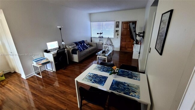 Foto del edificio - 8017 Lake Dr