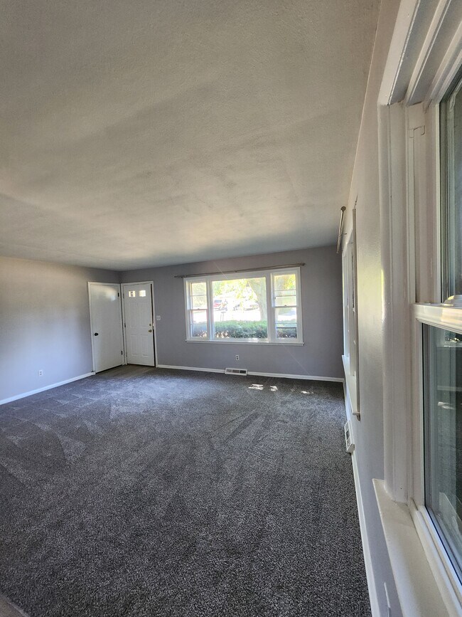 Foto del edificio - 613-617 W Sheridan Court