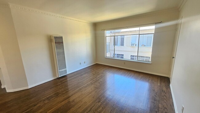 Foto del edificio - 1625 N Hobart Blvd