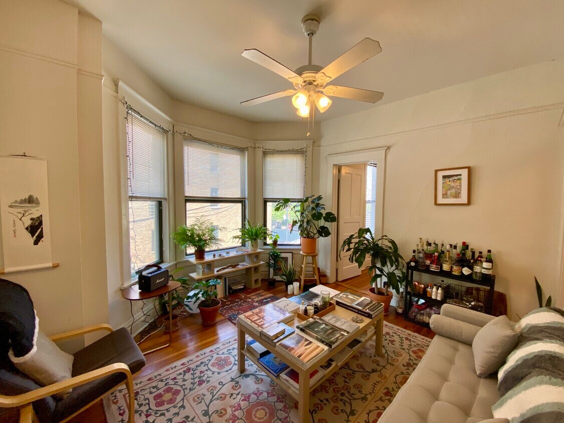 Primary Photo - 2060 N Racine Ave