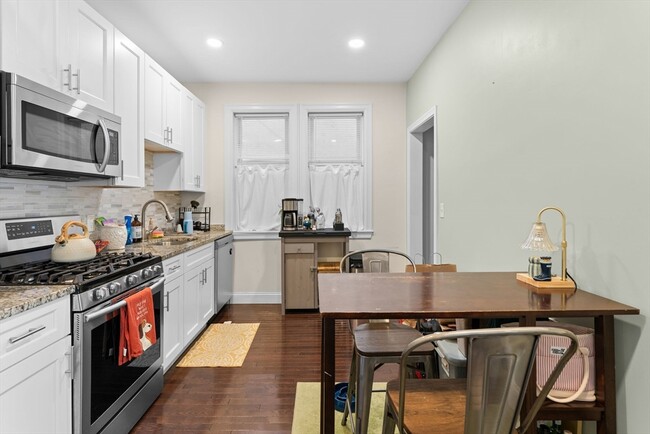 Building Photo - 6 W Cottage St