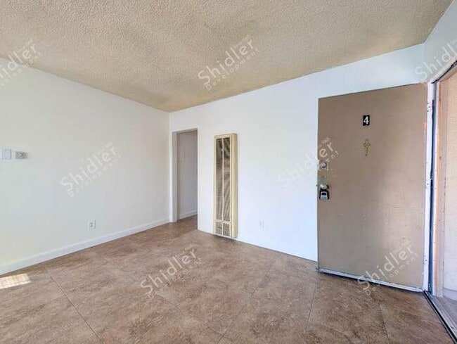 Foto del edificio - Upstairs 2 Bedroom 1 Bath with Massive Walk In Closet, Covered Gated Parking
