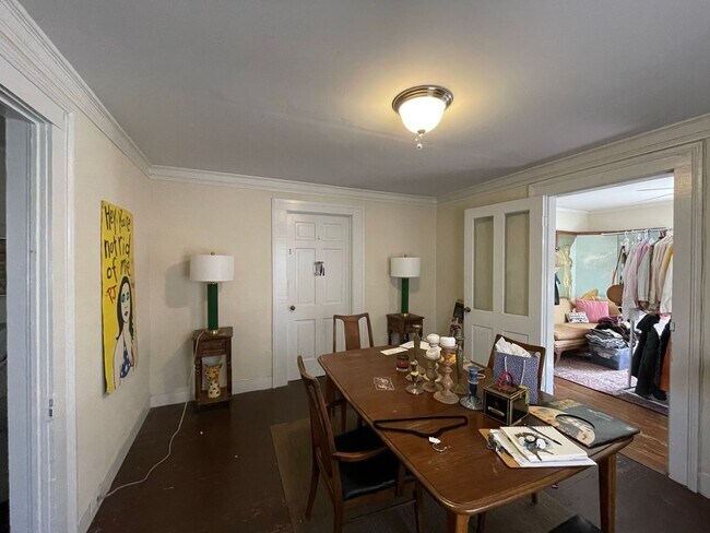 Building Photo - Three Bedroom on Easy St!