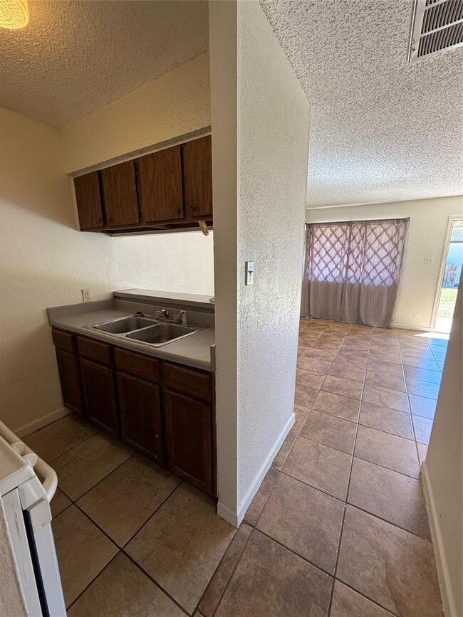 Building Photo - 2609 Ektom Dr