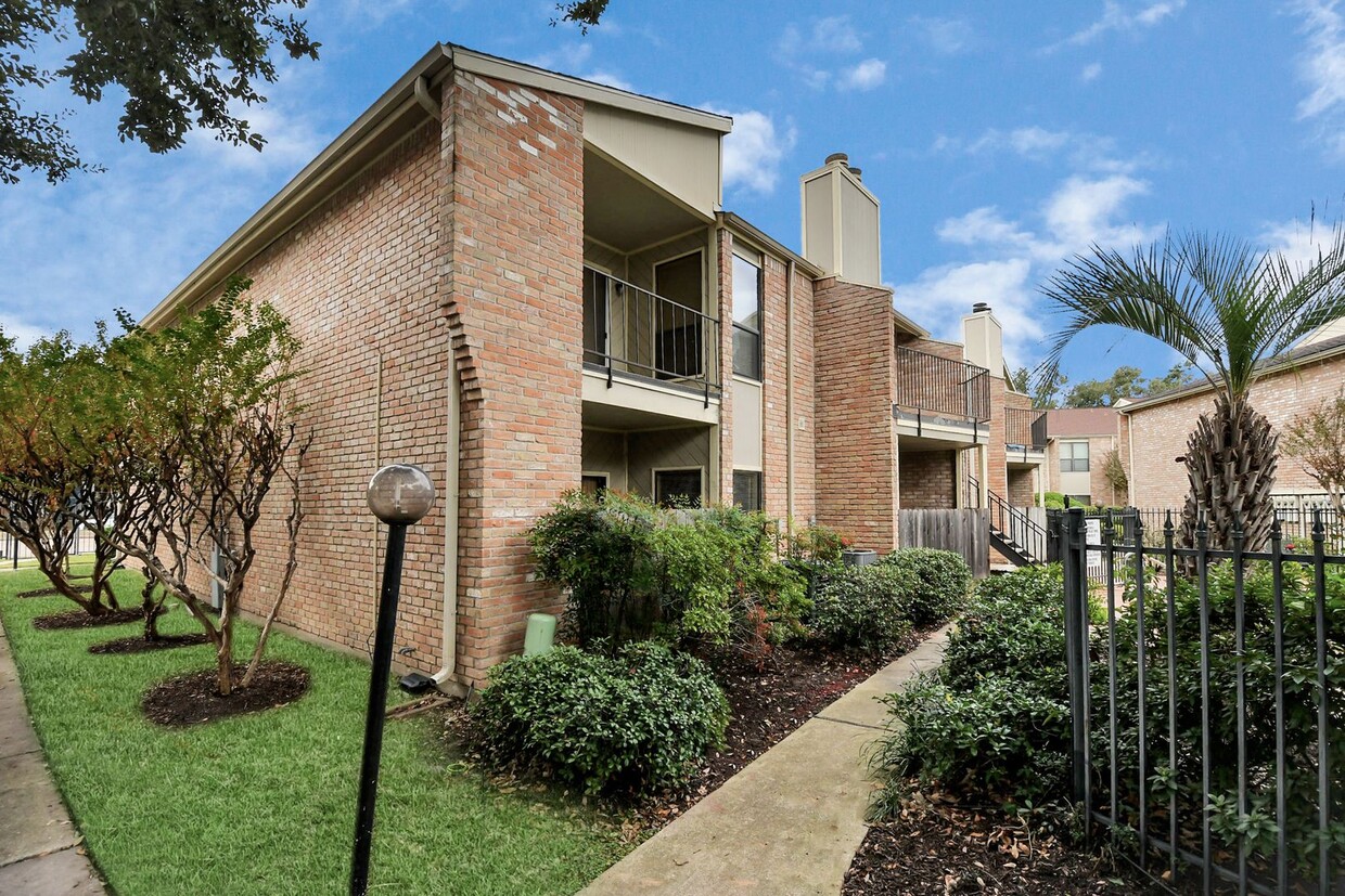 Foto principal - Charming 2-Bedroom Condo in a Prime Gated ...