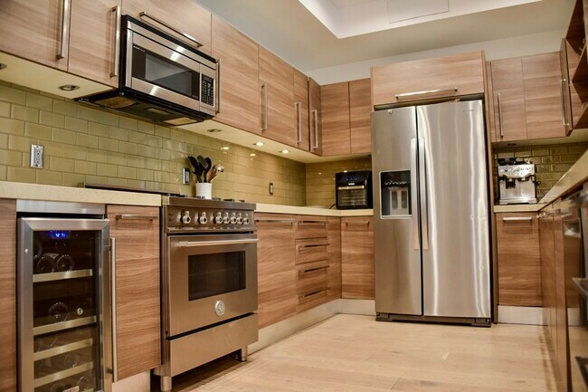 Foto del edificio - 855 N Croft Ave