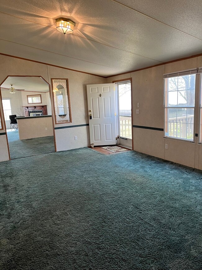 Sala de estar abierta al comedor y al estudio. - 2301 Wildcat Creek Rd