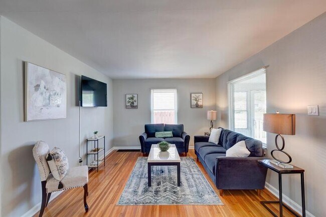Building Photo - 1814 N Riley Ave