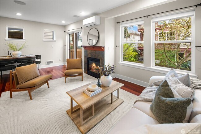 Foto del edificio - Downtown Ballard 3 bd 2.5 bath townhome in Great School district and minutes to Ballard Locks