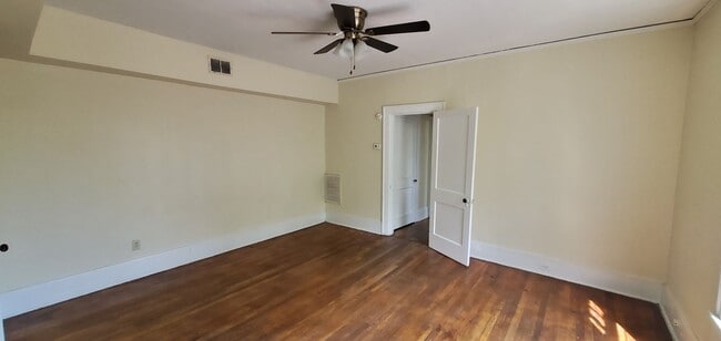 Building Photo - 416 N Cedar St