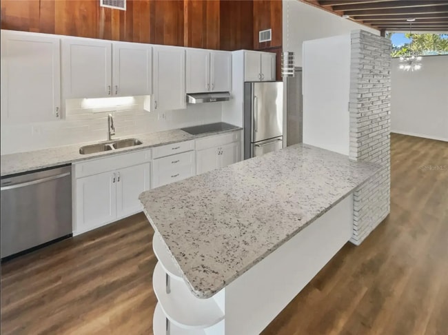 Building Photo - 513 Flamingo Dr