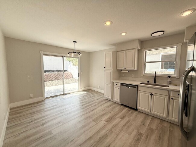 Foto del edificio - 3/BD 2/BA Stylish Townhouse with Modern Up...