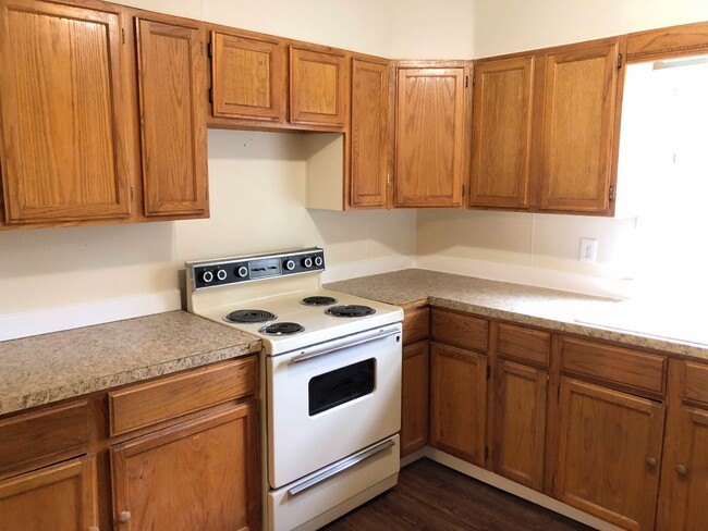 Building Photo - 3 bed, 1 bath Home