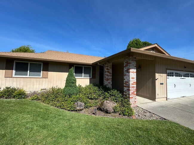 Foto del edificio - Welcome to this charming 3-bedroom, 2-bath home located in a desirable Oakmont 55+ adult community