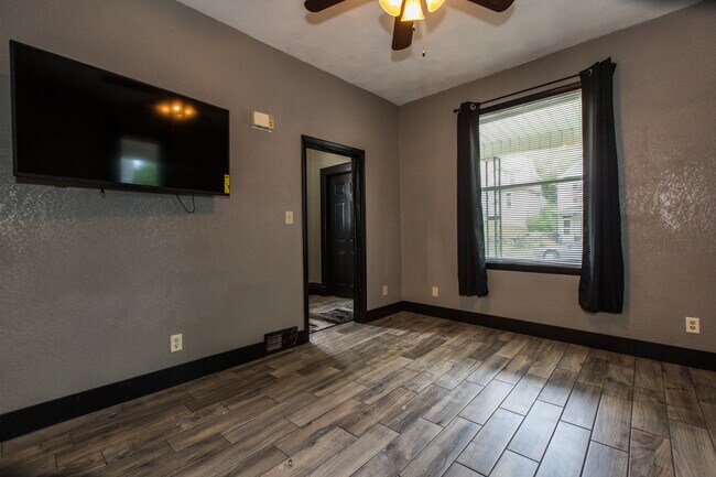 Building Photo - 582 W 17th St