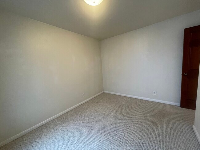 Building Photo - 2 Bedroom /1 Bathroom Apartment Steps from...