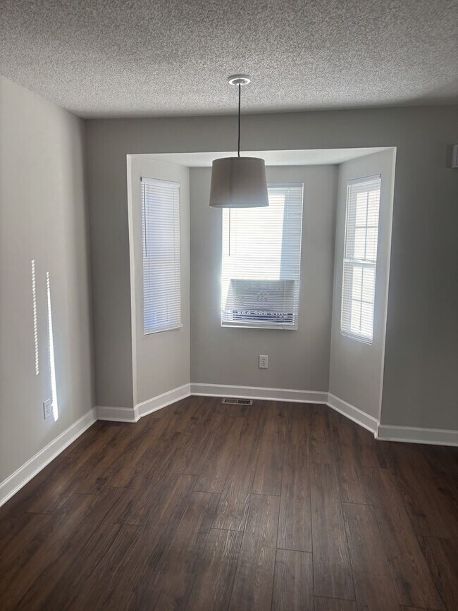 Building Photo - 3 Bedroom house  fenced in yard