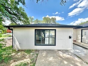 Building Photo - 809 W Avenue D