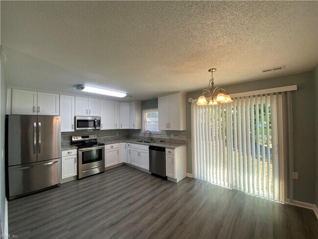 Foto del edificio - Four Bedroom Home in Virginia Beach