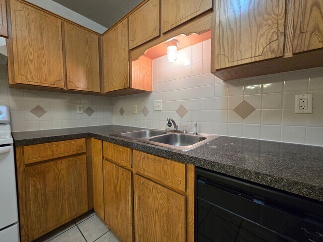 Foto del edificio - HUD / SECTION 8 ACCEPTED & READY FOR MOVE IN!