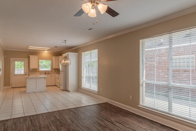 Building Photo - 5668 Ducros Dr