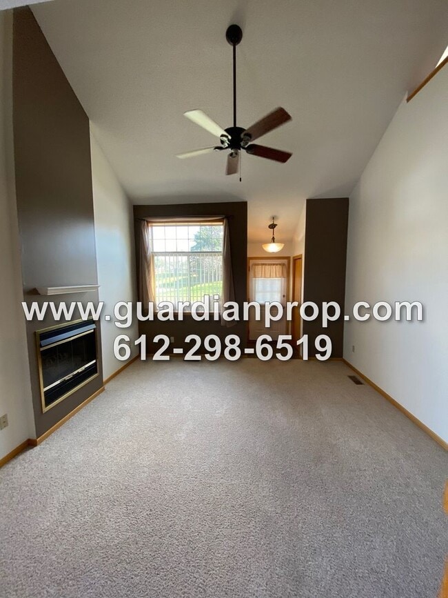 Foto del edificio - End Unit Townhouse Available May 1st, Vaulted Ceilings, Loft Area, Patio w/Yard Space, 2 Car Gara...