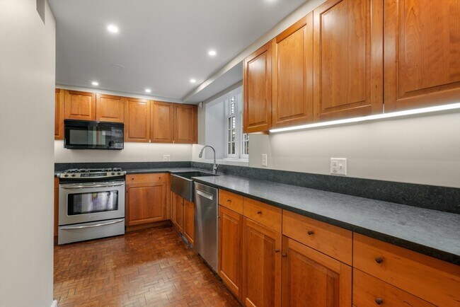 Building Photo - 259 Mt Auburn St