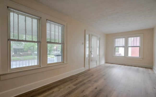 Building Photo - Bright & Inviting 2 Bedroom 1 Bathroom Bun...